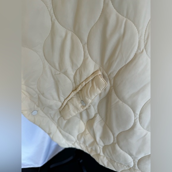 NWT F.I.N.D.S cream quilted shawl/cape - Picture 4 of 8